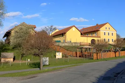 Budova čp. 36 z příjezdové cesty