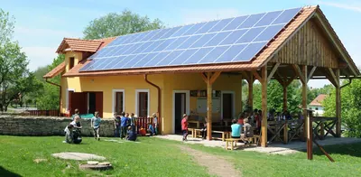 Panorama areálu s loukami